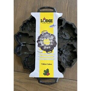 Lodge Seasoned Cast Iron Wreath Pan Christmas Holiday Baking 7 Mini Cake NEW